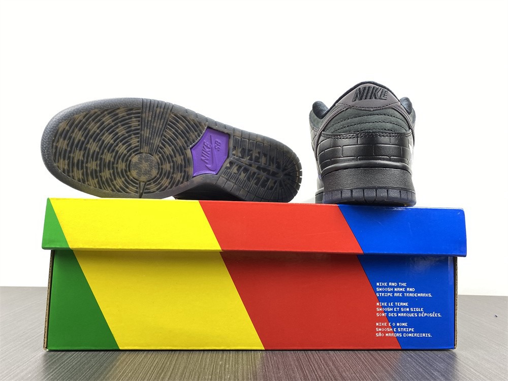 Familia x Nike SB Dunk Low First Avenue K DJ1159-001
