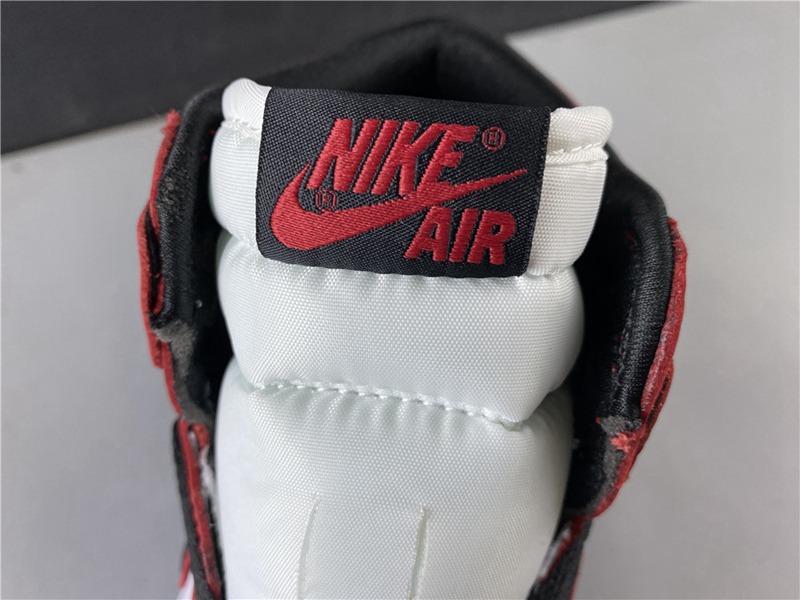 Air Jordan 1 Retro High OG Bloodline 2.0(555088 129)