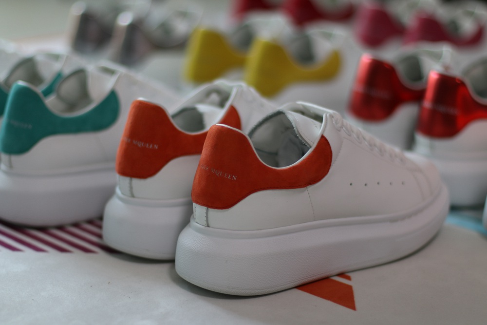AMQ OVERSIZED SNEAKER with orange heel