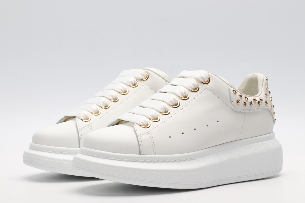 AMQ OVERSIZED SNEAKER with gold-finished hammered stud