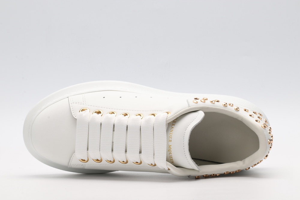 AMQ OVERSIZED SNEAKER with gold-finished hammered stud