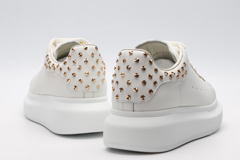 AMQ OVERSIZED SNEAKER with gold-finished hammered stud