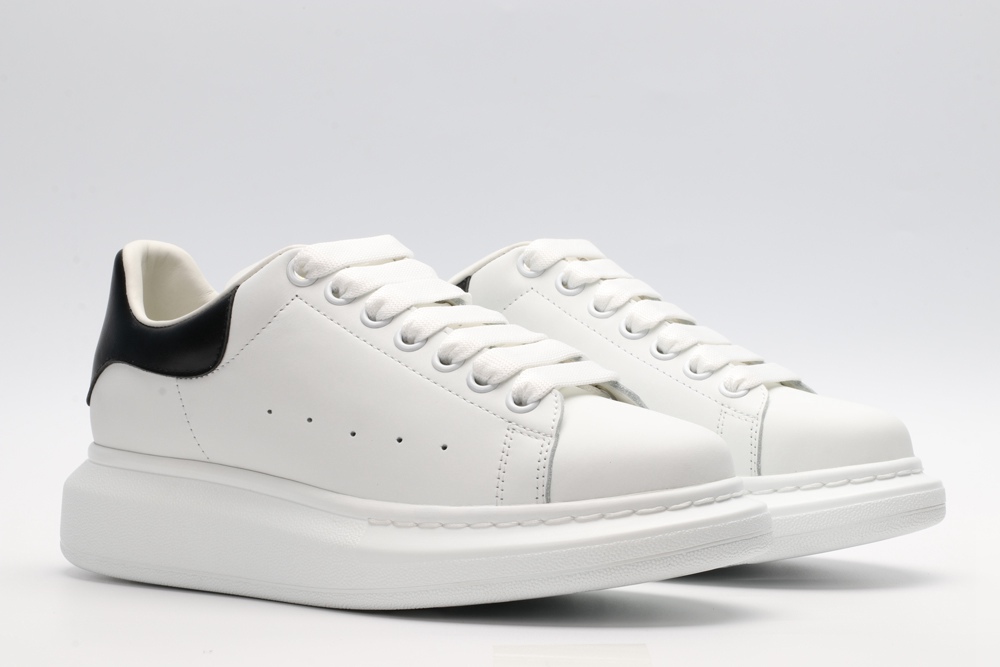 AMQ OVERSIZED SNEAKER with black heel