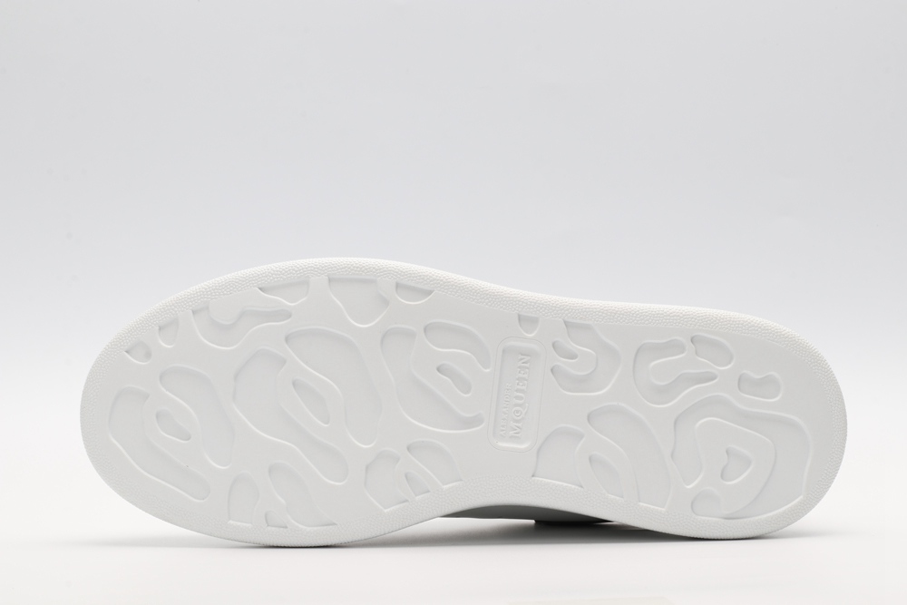 AMQ OVERSIZED SNEAKER with black heel