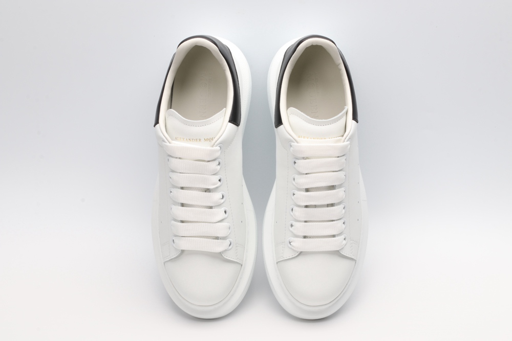 AMQ OVERSIZED SNEAKER with black heel