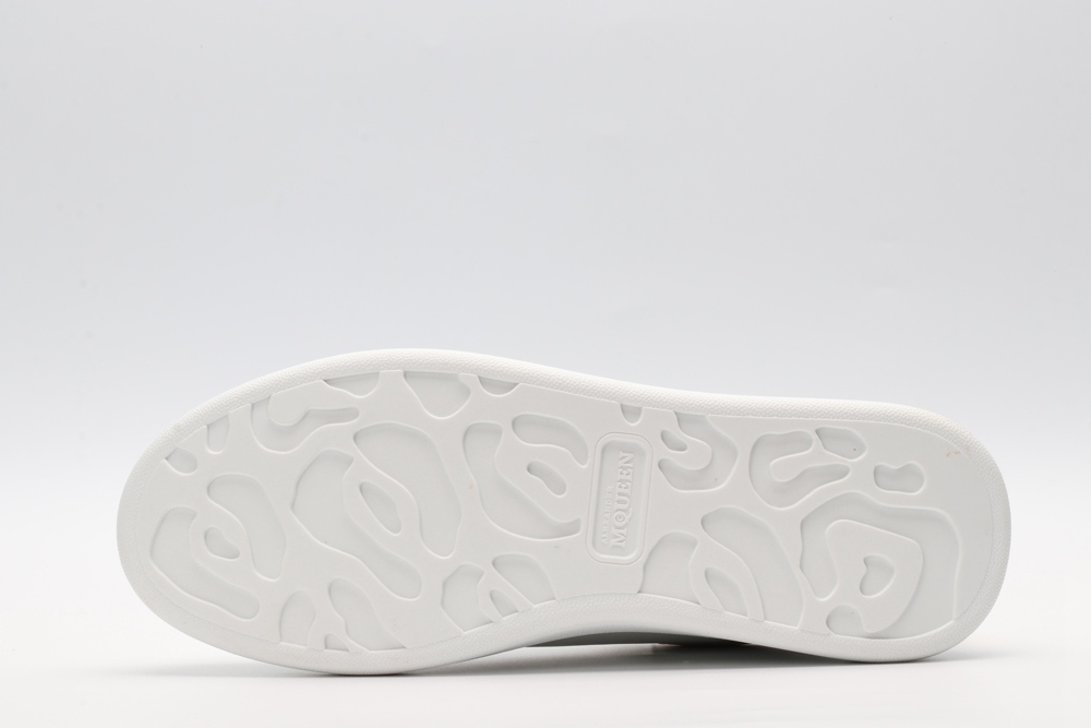 AMQ OVERSIZED SNEAKER with gold grain leather heel