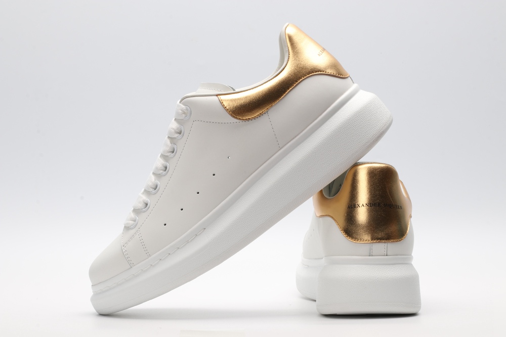 AMQ OVERSIZED SNEAKER with gold grain leather heel