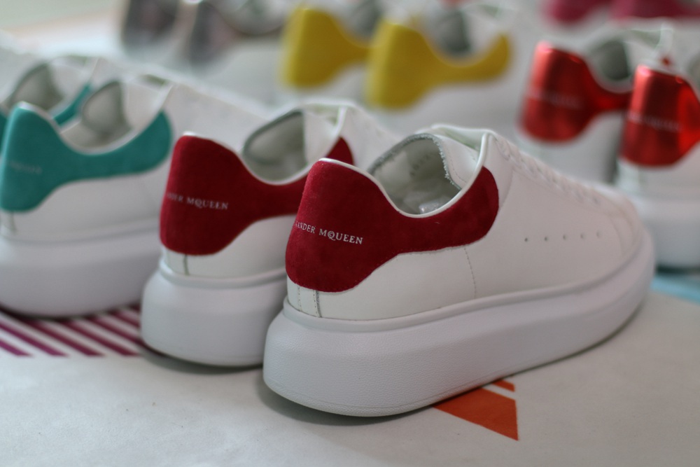 AMQ OVERSIZED SNEAKER with lust red suede heel