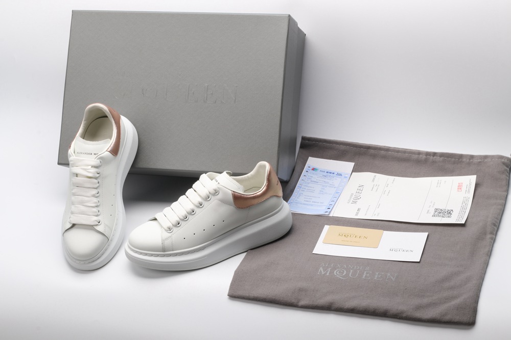 AMQ OVERSIZED SNEAKER with gold heel