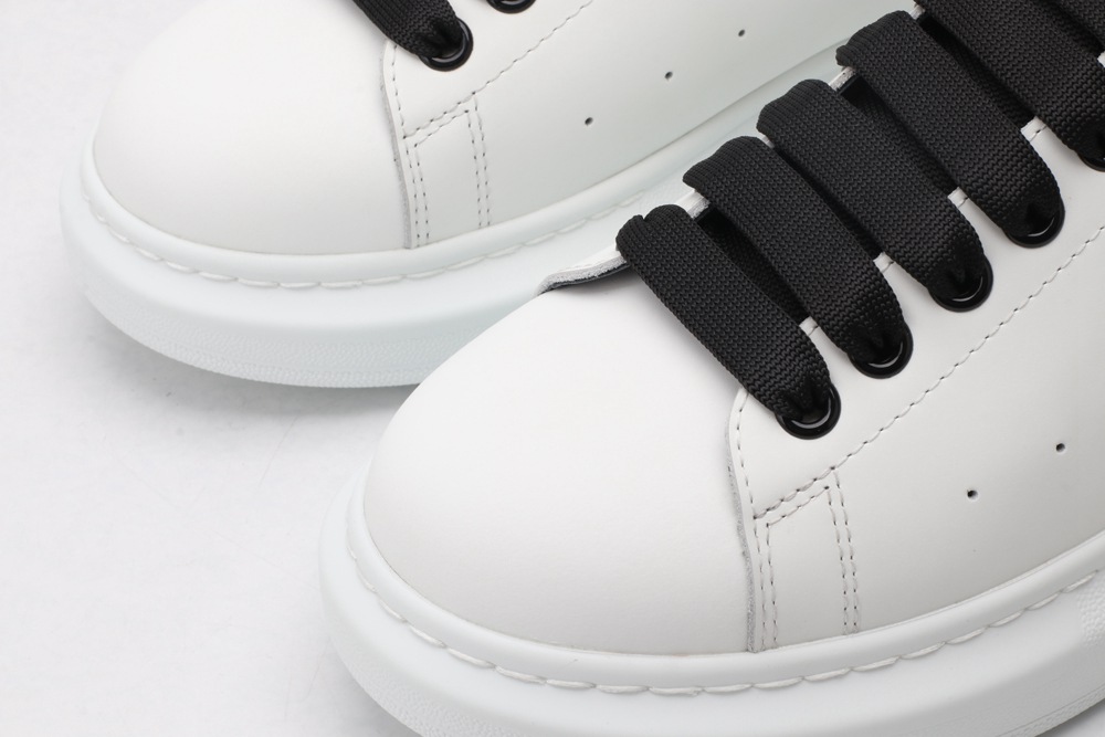 AMQ OVERSIZED SNEAKER with blue stamped python heel