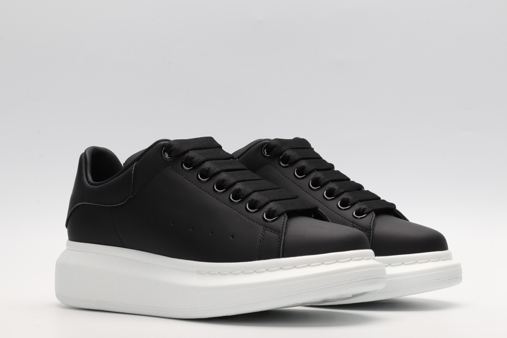 AMQ OVERSIZED SNEAKER Black