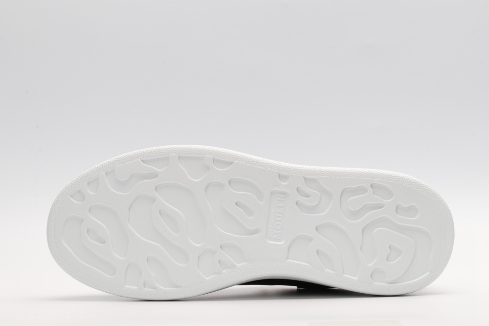 AMQ OVERSIZED SNEAKER Black